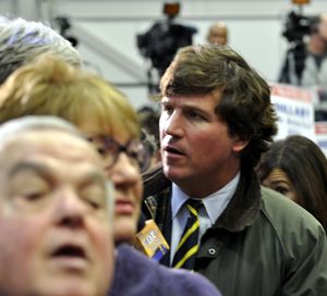 2016년 매니체스터 커뮤니티 칼리지에서 열린 힐러리 클린턴 선거 운동 유세에서 폭스 뉴스 특파원으로 활동하는 칼슨