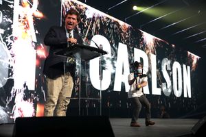 2020년 플로리다주 웨스트팜비치에서 열린 학생 행동 정상회담에서의 칼슨