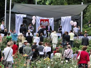 폴란드 슈체친에 있는 로잔카 장미 정원에서의 결혼식