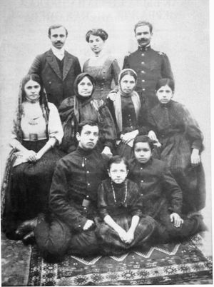아제르바이잔 작곡가 우제이르 하지베요프 (왼쪽 상단)와 그의 가족, 슈샤, 1915년