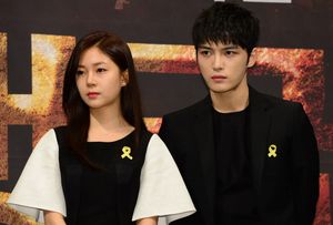 김재중(오른쪽)과 드라마 트라이앵글 시사회에 참석한 백진희