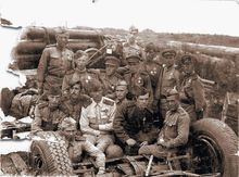 유리(왼쪽에서 두 번째, 1열)와 동료들, 1943-1944