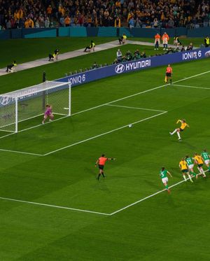 캐틀리가 아일랜드와의 2023년 FIFA 여자 월드컵 경기에서 호주를 위해 선제골을 기록하고 있다