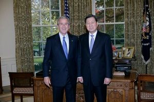 조지 W. 부시 미국 대통령은 대사 임명 후 백악관 오벌 오피스에서 이태식을 환영했다.