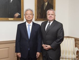 조윤제 주미대사가 2018년 11월 7일 워싱턴 D.C. 미국 국무부에서 존 설리번 미국 국무부 부장관과 만나는 모습