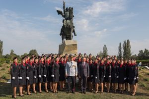 공화국의 날에 바딤 크라스노셀스키 대통령과 함께 있는 이 학교의 여성 생도들
