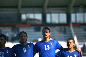 경기 전 "일 칸토 델리 이탈리아니"를 연주하는 중인 이탈리아 축구 국가대표팀