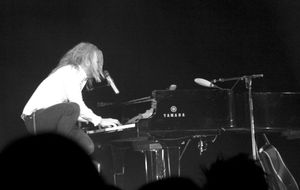 무대 위에서 피아노를 치는 팀 민친