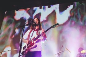 라이브 공연 중인 케빈 파커 (2014년)