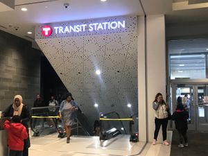 대중교통역으로 들어가는 몰 입구