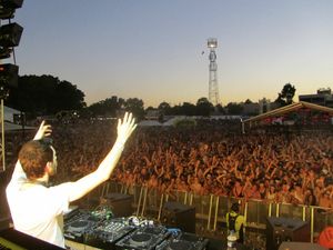 2010년 퍼스 스테레오소닉에서 공연하는 해리스