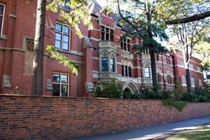 자넷 클라크 홀, 1960년대 멜버른 대학교 학생이었던 가너가 거주했던 곳