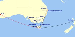 2021년 4월 현재 호바트 공항에서 운항하는 노선. 색상 코딩은 단일 항공사가 해당 노선을 운항하는 경우 항공사를 나타냄: 콴타스(빨간색), 제트스타(주황색), 에어 뉴질랜드(검은색), 샤프 항공(파란색), 여러 항공사(회색).