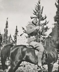 1939년 위임통치 팔레스타인에서 반란 중 말을 탄 채 소총을 든 살라마