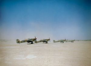 1943년 4월, 튀니지 비행장에서 지상 공격 임무를 준비 중인 호커 허리케인 Mark IIDs.