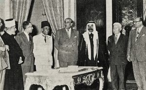 1955년 시리아 대통령 슈크리 알-쿠와틀리와 만나는 시리아 및 팔레스타인 지도자들. 오른쪽부터: 사브리 알-아살리, 파레스 알-쿠리, 술탄 파샤 알-아트라쉬, 쿠와틀리, 모하메드 알리 엘타헤르, 나짐 알-쿠드씨, 아민 알-후세이니, 무인 알-마디.