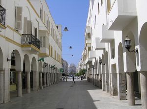 이탈리아 지구의 오마르 알 무크타르 거리. 많은 가족이 구시가지를 떠나 도시의 다른 지역으로 이주하기 전에는 전통적으로 세련된 인구가 거주했다.