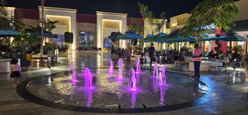 알 푸웨이하트 광장을 내려다보는 식당들