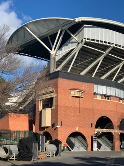 애들레이드 오벌의 웨스턴 스탠드는 2010년에 재개발되었으며, 조지 기펜 스탠드(1882), 에드윈 토마스 스미스 경 스탠드(1922) 및 모스틴 에반 스탠드(1920년대) 구조 외관의 상당 부분을 유지했다.