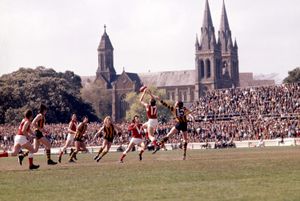 호손이 노스 애들레이드와 1971년 오스트레일리아 챔피언십 결승전을 치르고 있다.