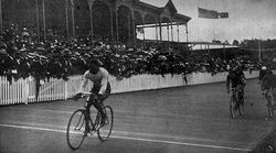 애들레이드 오벌에서 열린 1903년 월네 스테이크 사이클 경주에서 결승선을 통과하는 미국의 프로 사이클 선수 메이저 테일러의 모습