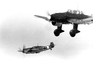 Messerschmitt Bf 109가 지중해 상공에서 Ju 87을 호위하고 있다.