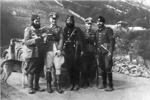 독일 장교들과 함께 포즈를 취하는 체트니크 그룹