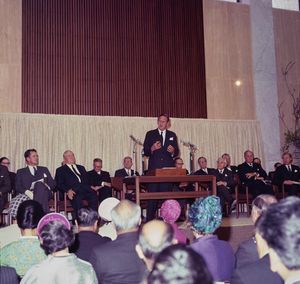 존 고튼 총리가 1968년 8월 15일 국립도서관 개관식에 참석했다.