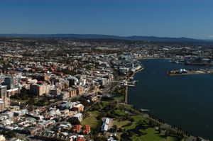 헌터강 하구에 위치한 뉴캐슬 시내와 주변 대도시 지역의 항공 사진