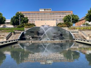 제임스 쿡 선장 기념 분수가 뉴캐슬 도서관 앞에 있다.