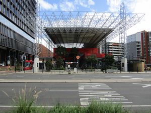 뉴캐슬 인터체인지는 통근 열차, 경전철 및 버스의 주요 환승역이다.