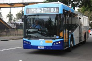 뉴캐슬 버스 & 페리의 Bustech 차체 볼보 B7RLE 버스가 2016년 해밀턴 셔틀 노선을 운행하는 모습