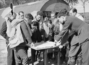 출격 전 브리핑을 실시하는 영국 공군 파일럿