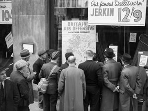 런던 시민들이 1940년 영국 공군이 독일을 어떻게 반격하고 있는지 보여주는 지도를 보고 있다.