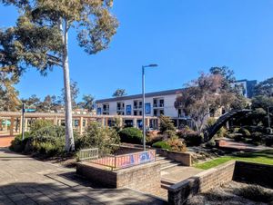 8동(도서관) 방향으로 메인 콘코스에서 남서쪽을 바라본 모습