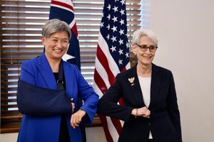 미국의 웬디 셔먼 국무부 부장관과 회담하는 페니 웡 (2022년 8월 8일)