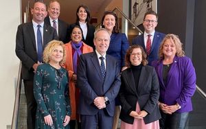 쇼튼 (앞줄, 가운데) 2022년 6월 연방 회의에 참석