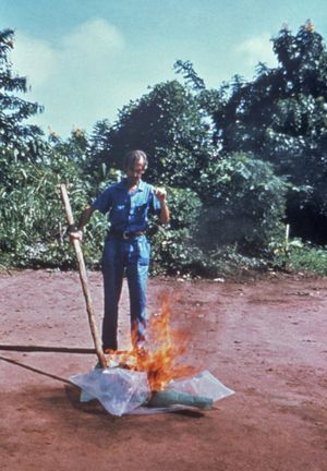 1976년 자이르에서 에볼라 환자들의 의료 폐기물을 소각하는 미국 질병통제예방센터 직원.