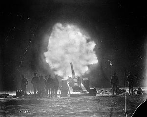 캐나다군 후방에서 비미 능선 너머로 발사하는 영국 왕립 수비 포병대의 6인치(150mm) 대포