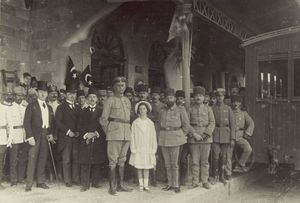 1917년 팔레스타인 기차역에서 딸 에리카, 제말 파샤, 푸아드 베이, 압둘케림 파샤, 헨리크 브로디 등과 함께 있는 팔켄하인