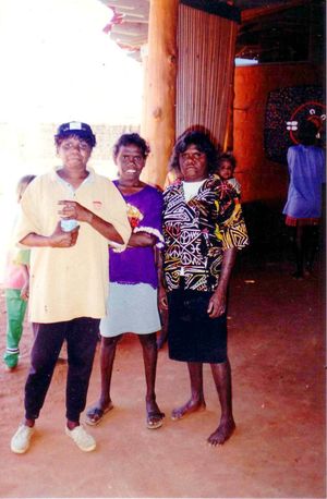 울루루 문화 센터 개관 당시 지역 주민들, 1995년