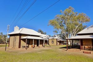 1872년에 건설된 최초의 앨리스 스프링스 전신국은 다윈과 애들레이드 사이의 메시지를 중계했다.