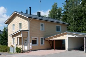 헬싱키 마우눌라의 차고가 있는 단독 주택, 핀란드