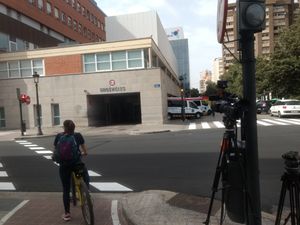 발렌시아의 병원에서 코로나바이러스 첫 확진자를 취재하는 텔레비전 카메라
