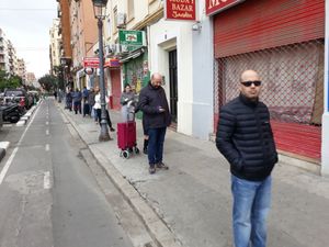 발렌시아 주민들이 사회적 거리두기를 유지하며 줄을 서 있다(2020년 3월 20일)