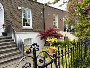 지하실 위의 단층 테라스 하우스는 빅토리아 시대 더블린만의 독특한 양식이었다.