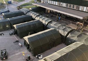 2020년 3월 23일 예테보리의 외스트라 시크후세트 밖에 군대에서 건설한 야전 병원. 텐트에는 COVID-19 환자를 위한 임시 중환자실이 있다.