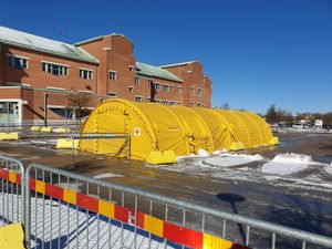 2020년 3월 14일 비스비 병원 밖에 설치된 의료 텐트.