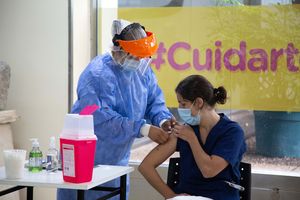 부에노스아이레스에서 COVID-19에 대한 스푸트니크 V를 접종받는 의료 종사자