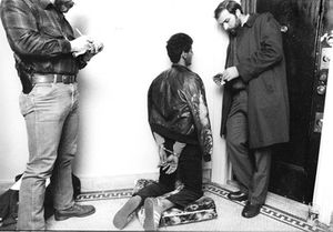 경찰 형사들이 범죄 용의자에게 미란다 원칙을 읽어주고 있다.